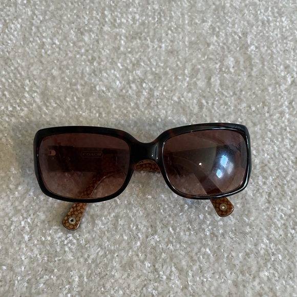 Coach Sunglasses - new condition no Straches or dents - Picture 6 of 8